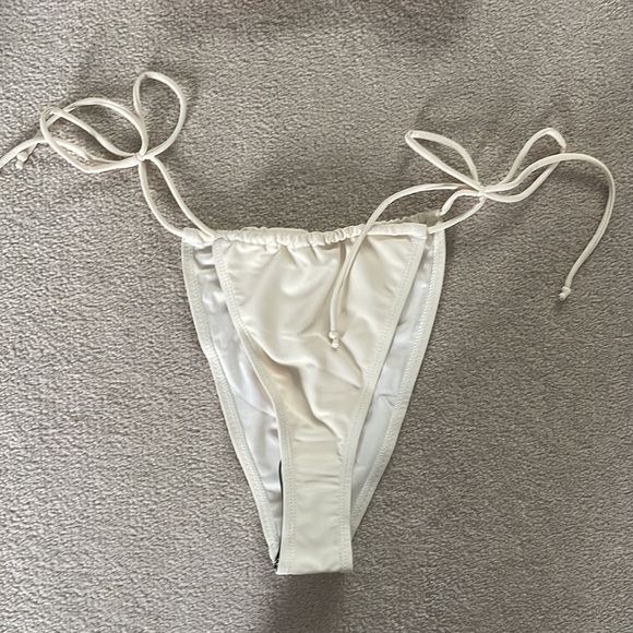 Cream triangle bikini set - Picture 2 of 3